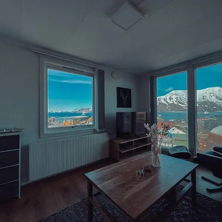 2-bedroom In With A View! * 롱이어비엔