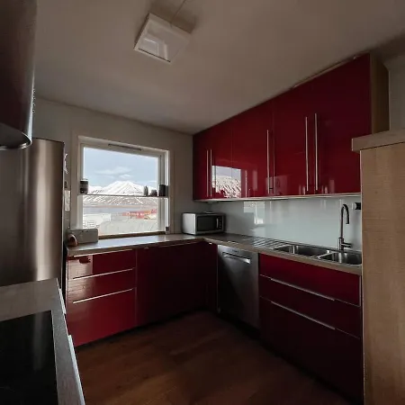 2-bedroom In With A View! 롱이어비엔